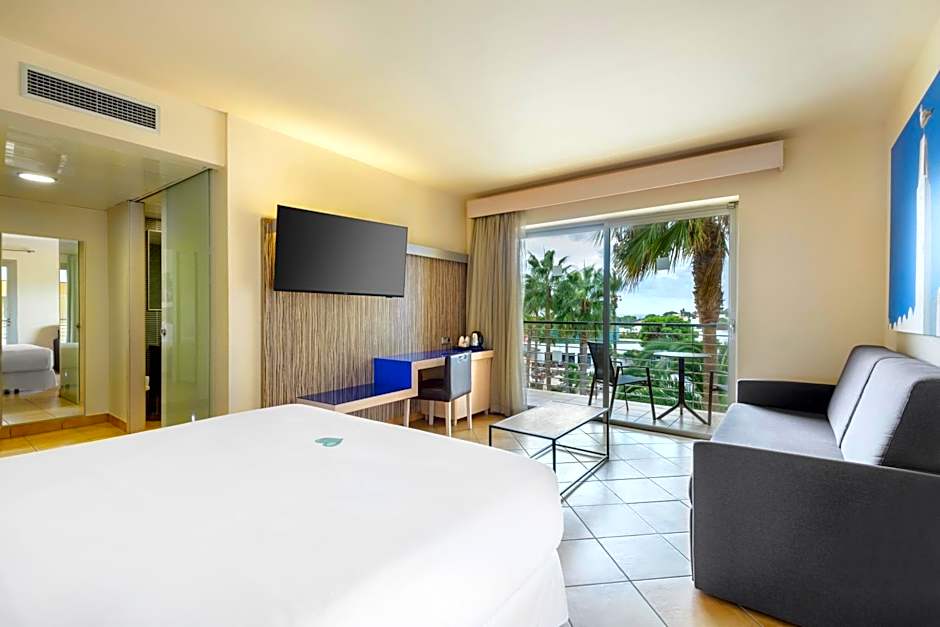 Foto 1 di 4 di Deluxe Room (2 Adults + 1 Child)