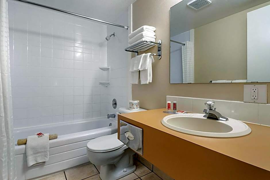 Econo Lodge Inn & Suites