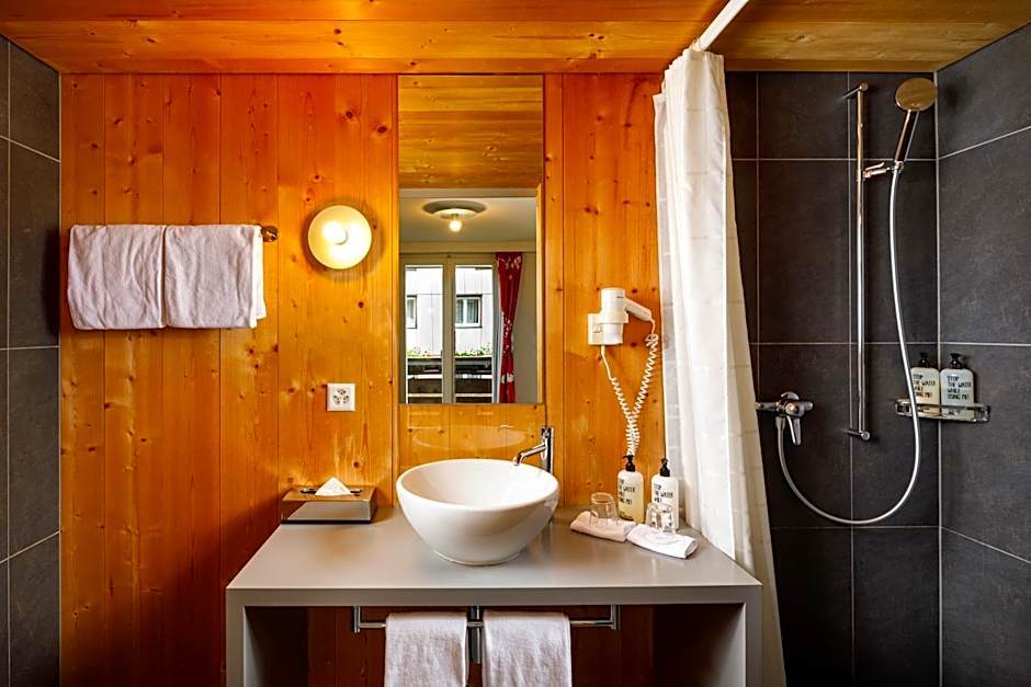Hirschen Guesthouse - Village Hotel