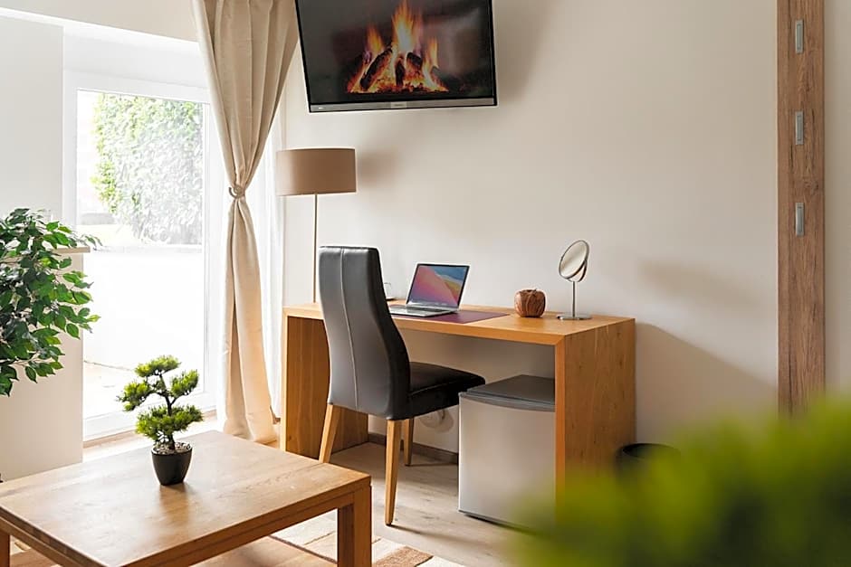 Hotel Vier Jahreszeiten an der Therme & Kliniken Bad Krozingen Nähe Freiburg & Schwarzwald Ideal für Wellness Kur & Business Ausflüge 24h Check In- WLAN & Parken gratis