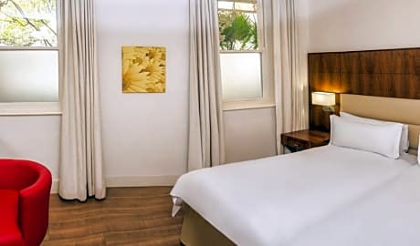 Deluxe Room 1 King Bed And Sleeper Couch  Non Smok