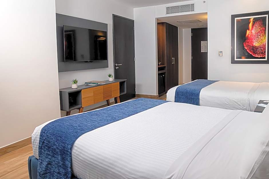Wyndham Guayaquil, Puerto Santa Ana