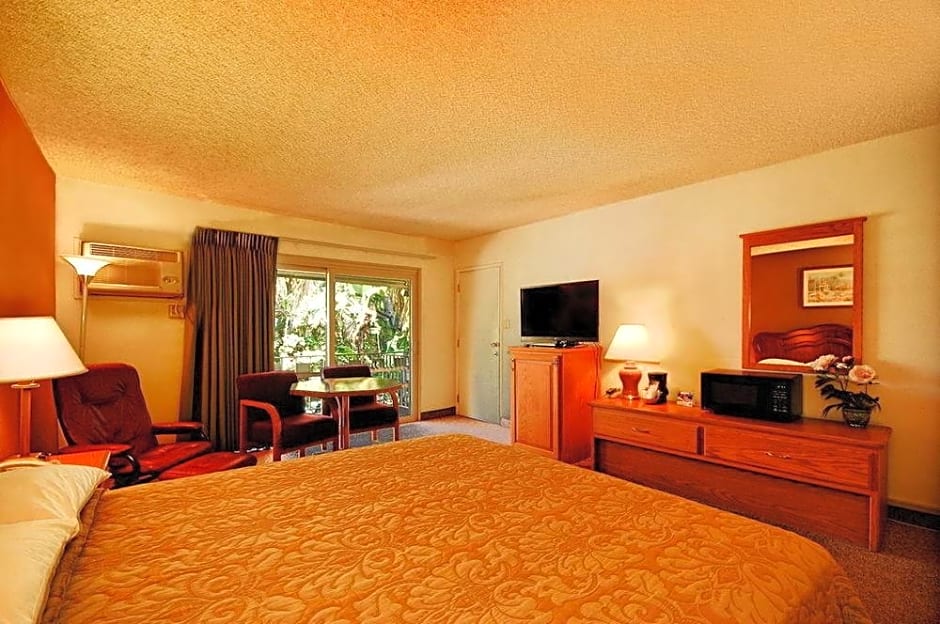 Super 8 by Wyndham Long Beach
