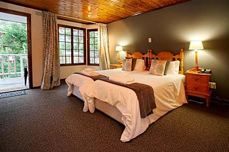 Chalet - East Log Room