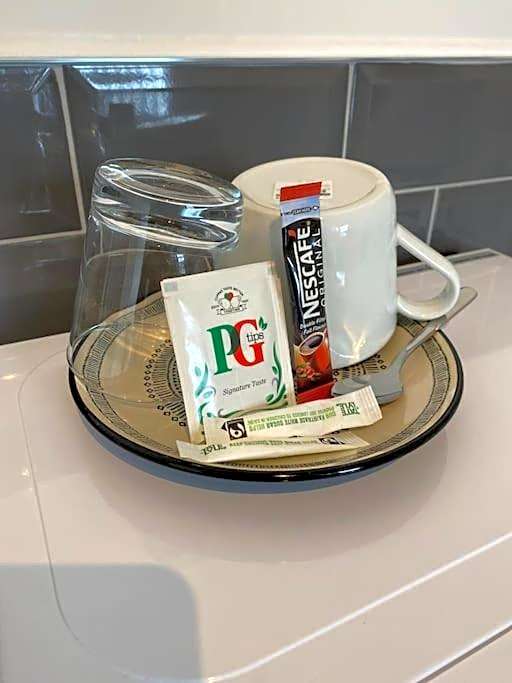 Newly refurbished studio, great location 8 studios