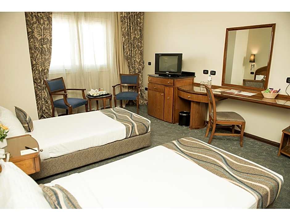 Cherry Maryski Hotel