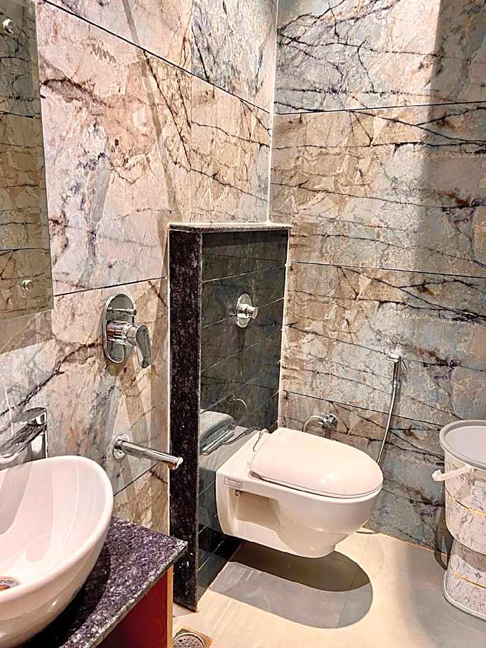 Hotel Brooklyn Suites - Near Golden Temple