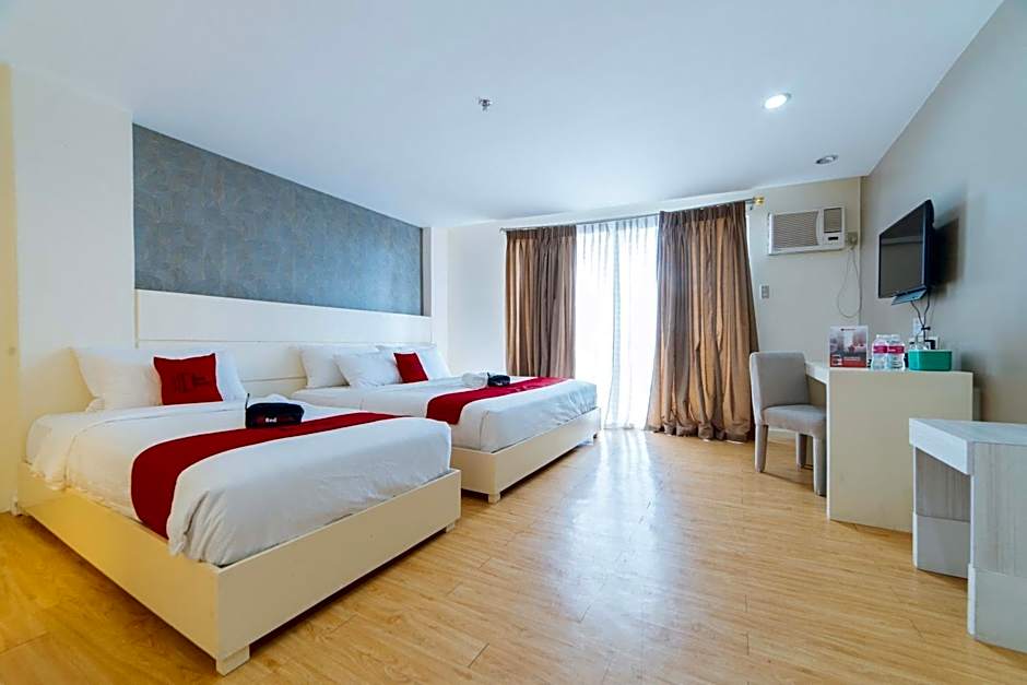 RedDoorz Plus near Gaisano Mall Kalibo - Vaccinated Staff