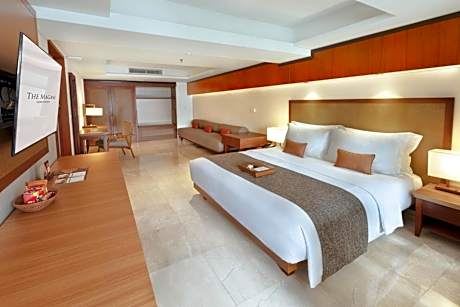 Deluxe Suite with Spa Bath and One-Time Mini-bar