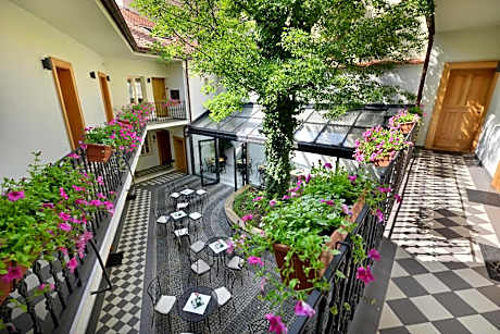 Hotel At the White Lily