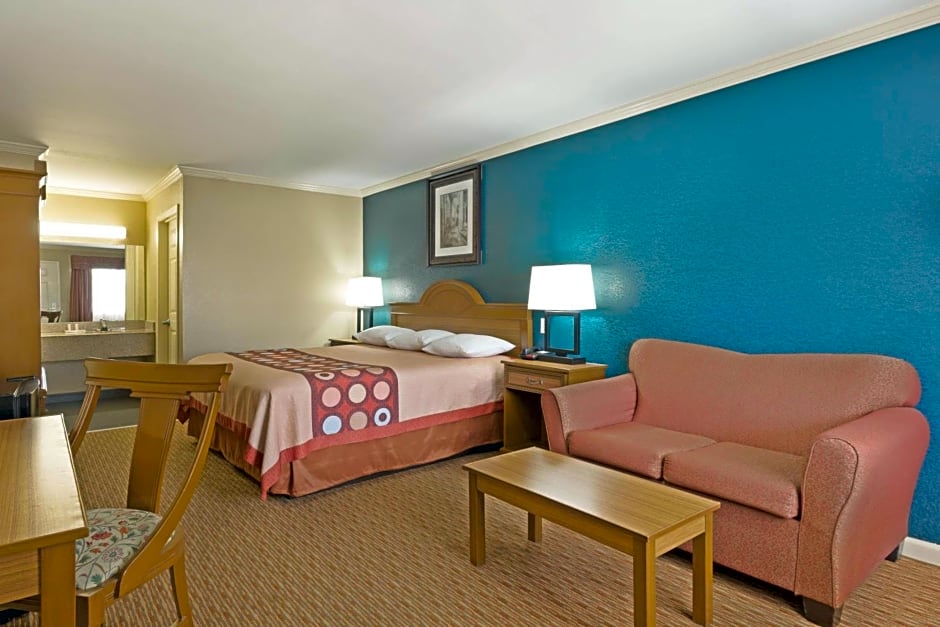 Super 8 by Wyndham Covington