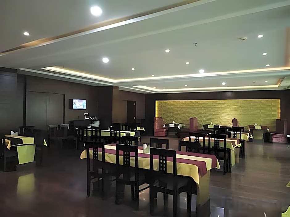 Summit Montana Suites & Spa at Mall