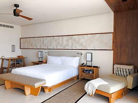 DELUXE ROOM KING OCEAN VIEW