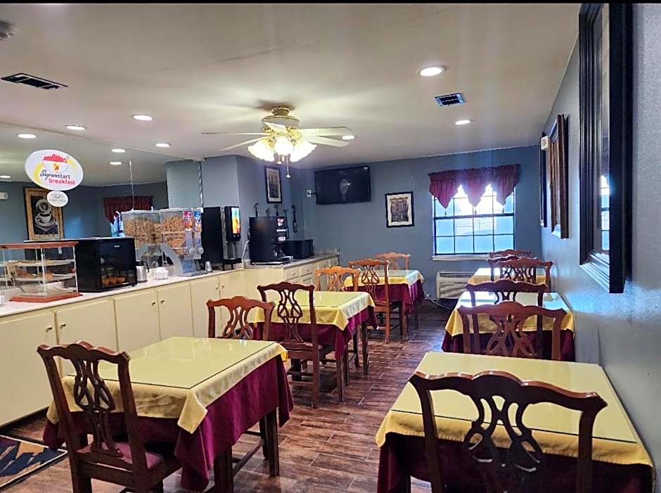 Super 8 by Wyndham White Hall