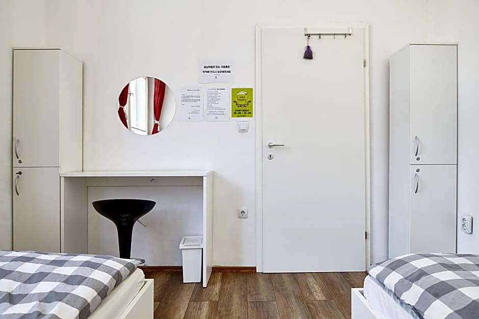 Lovecroatia Zagreb-'Paxnest' HOSTEL, No party! Cozy and quiet! Separated Men and women's Dormitory and Shower room! Indoor shoes provided! Lower beds with curtains for privacy! Maximum 4-5 beds per room! Fully prepared bed sheets! Have Laundry shop