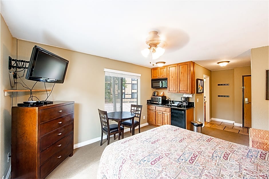 Carriage House Condominiums by All Seasons Resort Lodging