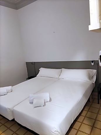 Budget Single Room with Shared Bathroom