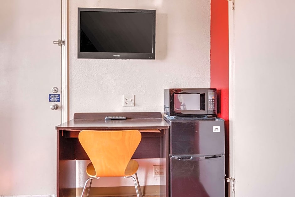 Econo Lodge Inn & Suites – Terre Haute, IN