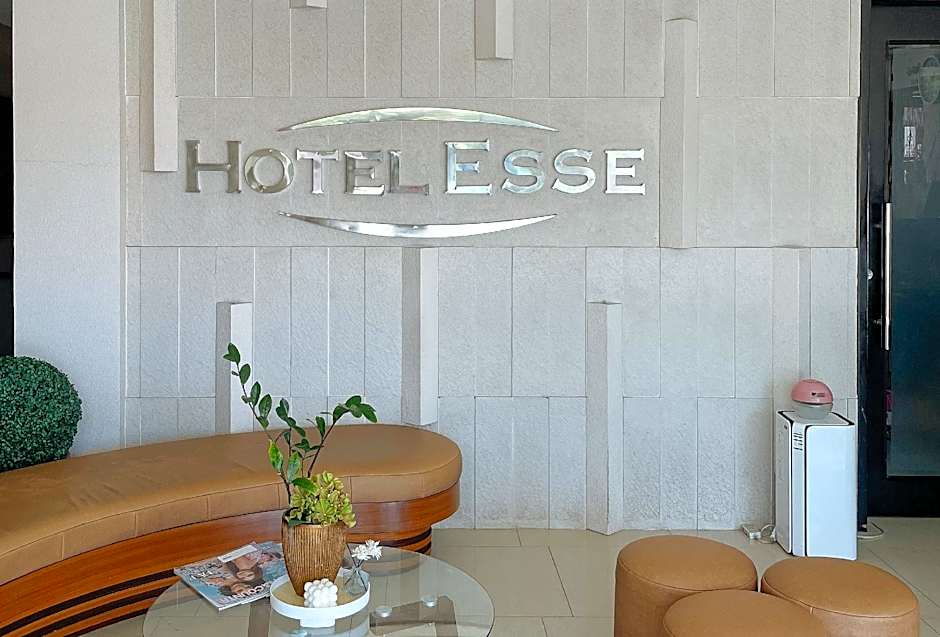 RedDoorz Plus @ Hotel Esse