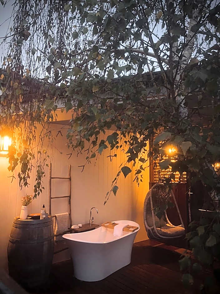 Grape Juice Retreat Rustic romantic gateway 5mins to beaches & town