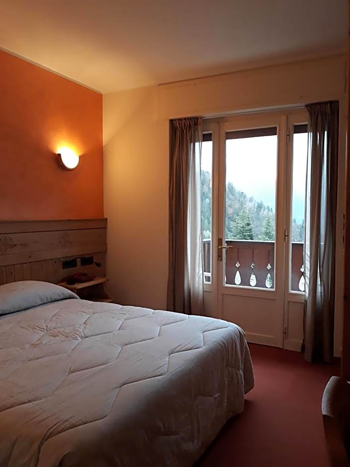 Photo 1 of 6 of Double Room