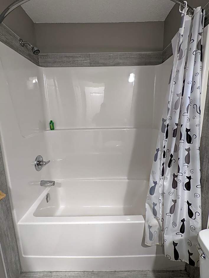 Riverside Motel & Suites