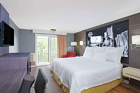 King Room with Lake View - Smoking
