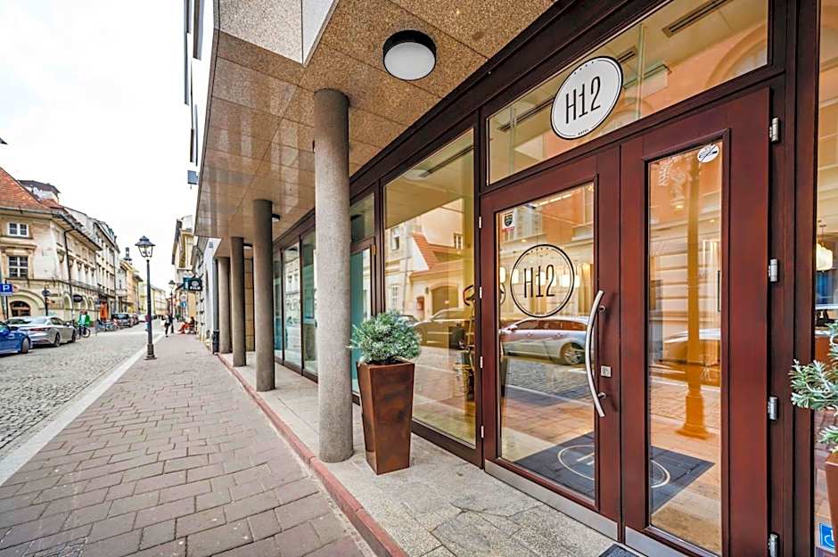 Hotel H12