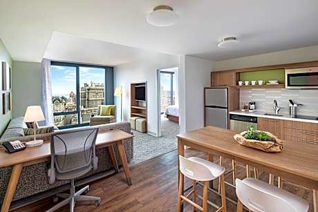 One Bedroom, 1 Bedroom Suite, 1 King, City view, Corner room