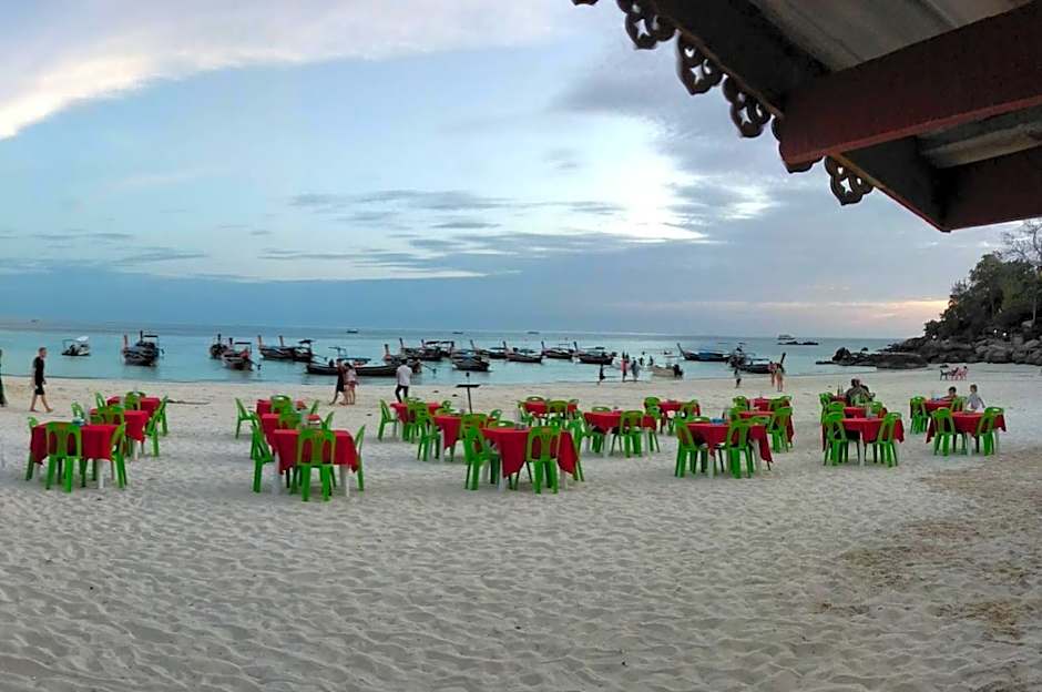 DAYA Beach, Lipe local
