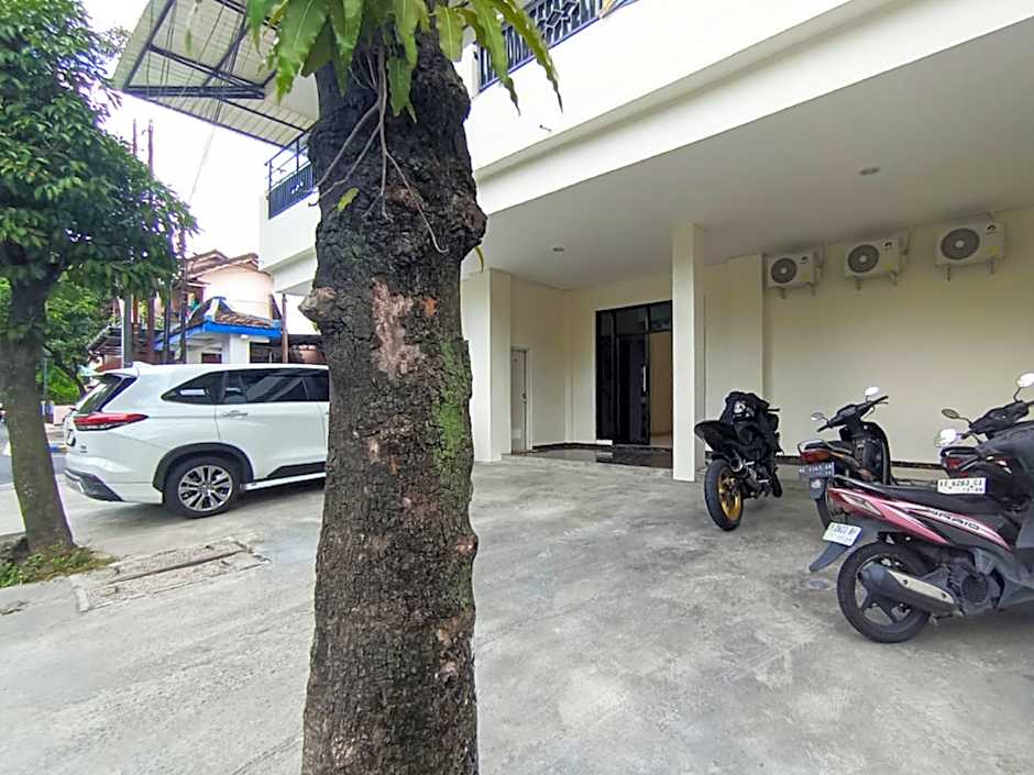 De Corner 2 Madiun RedPartner – Madiun, MO