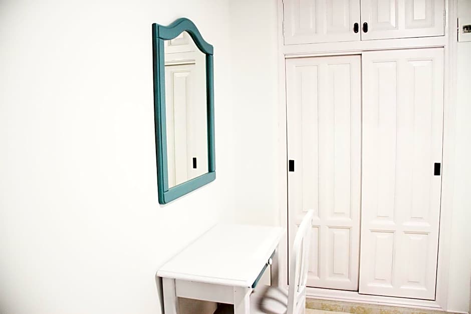 Hugo Beach Hotel & Apartments