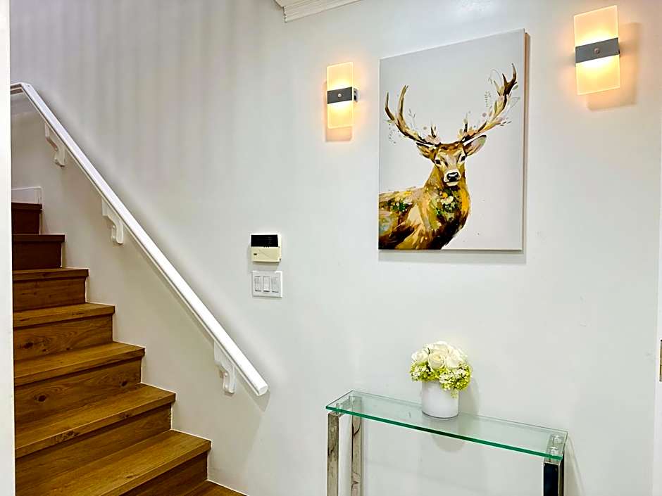 3BR Modern Home - Near SkyTrain - Free Parking & Pet Friendly