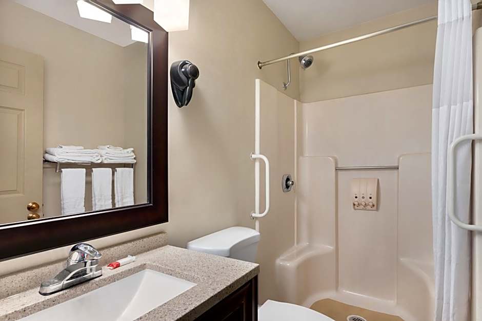 Days Inn and Suites by Wyndham Sikeston