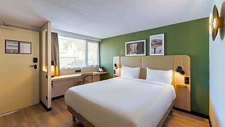 Standard Room - 1 Queen Bed