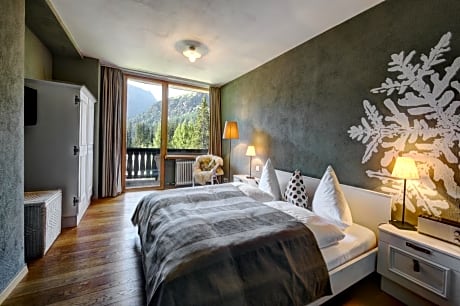 Superior Single Room with Balcony and Mountain View