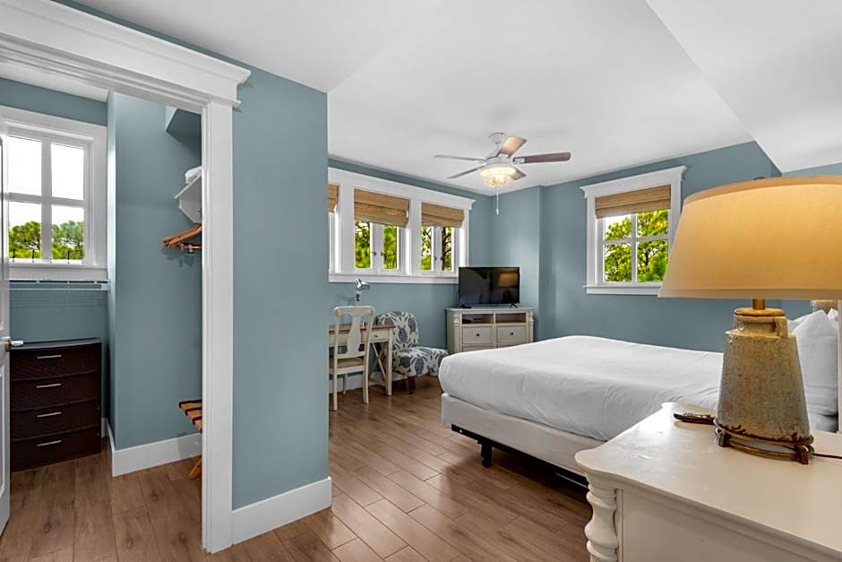 Cozy Bayside Retreat at Lasata , Stunning Panoramic Views ,Steps away from Baytowne Wharf, 3 Bedrooms 3 full baths !!