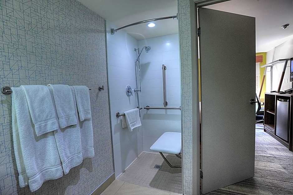 Holiday Inn Express & Suites Toronto Airport West By IHG