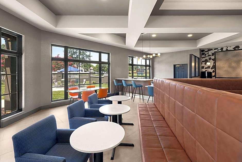 La Quinta Inn & Suites by Wyndham Greensboro