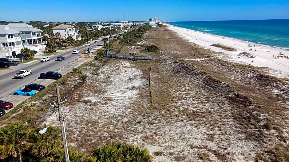 COUPLES GETAWAY, HONEYMOON SWEET, Perfectly Cozy Beach Front Condo with kitchen, pool, free parking,CHECK-IN AT DOOR