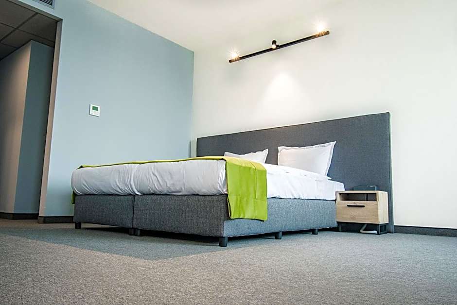 A&M Hotel with free parking