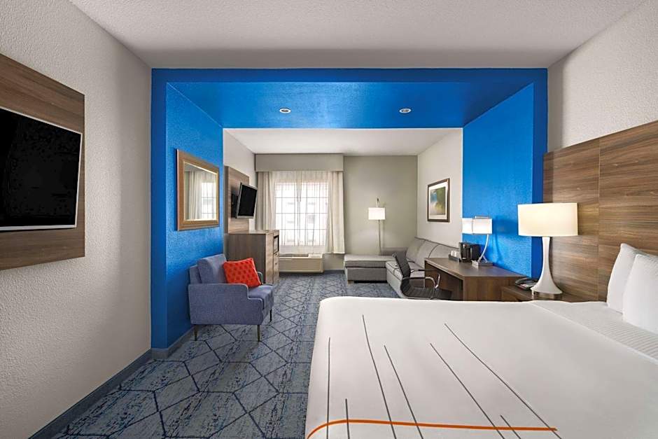 La Quinta Inn & Suites by Wyndham Denton - University Drive