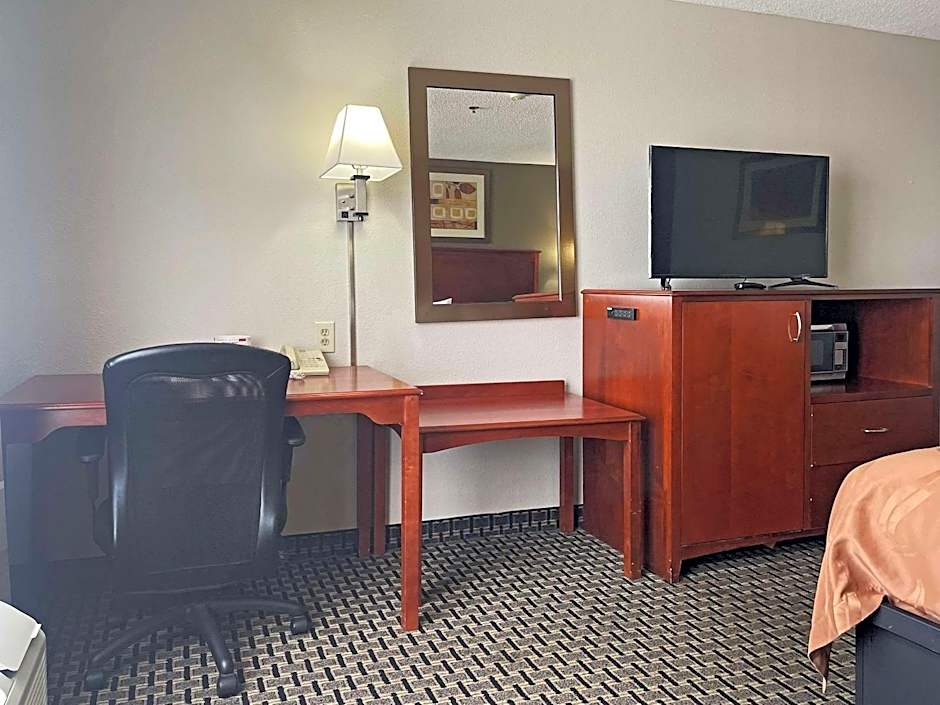 Quality Inn & Suites Cincinnati Sharonville