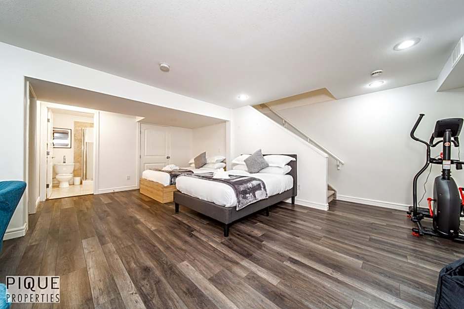 LUXURIOUS 6 Bed Home I Fireplace I near Sports Park I with Double Garage & Fast WiFi!