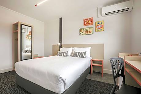 Nightcap at Camp Hill Hotel