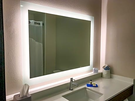 Standard Queen Room with Two Queen Beds and Roll-In Shower - Mobility Access