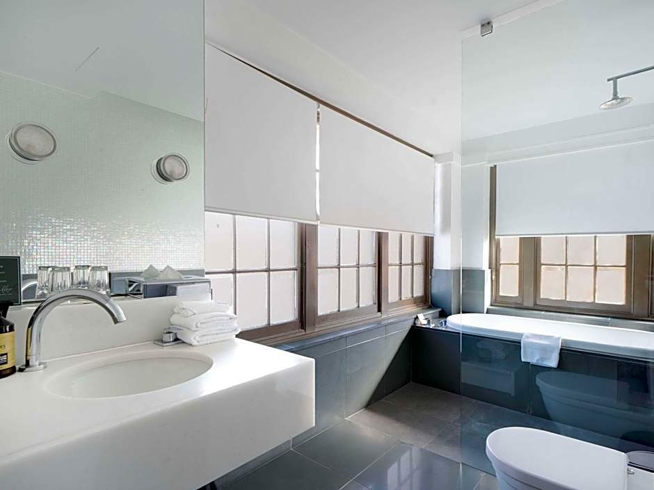 Peppers Gallery Hotel