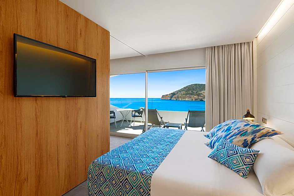 Bahia Camp de Mar Suites