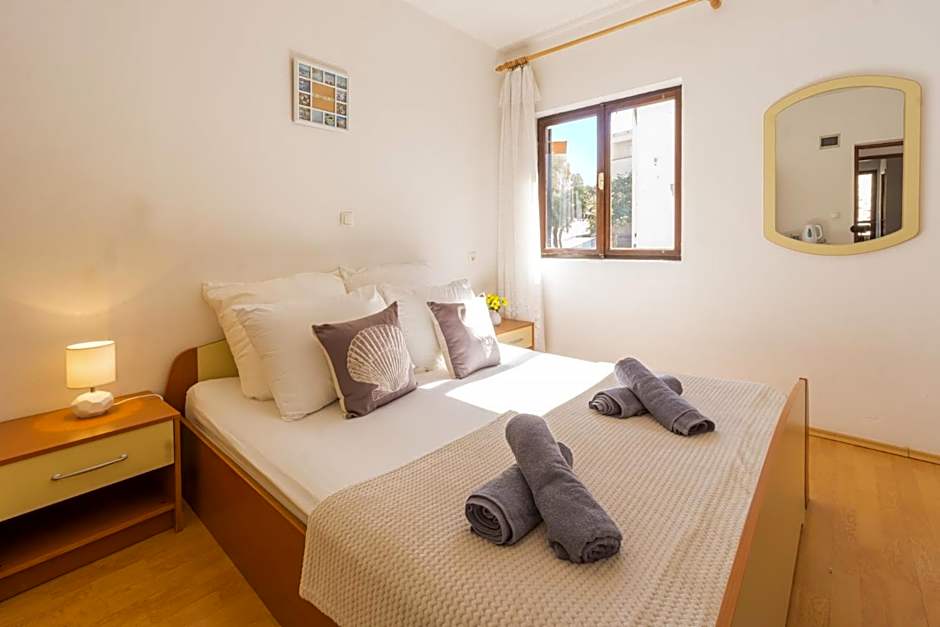 Apartment and Room Bacic