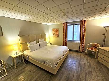 Deluxe King Room with Pool View - Non-Smoking